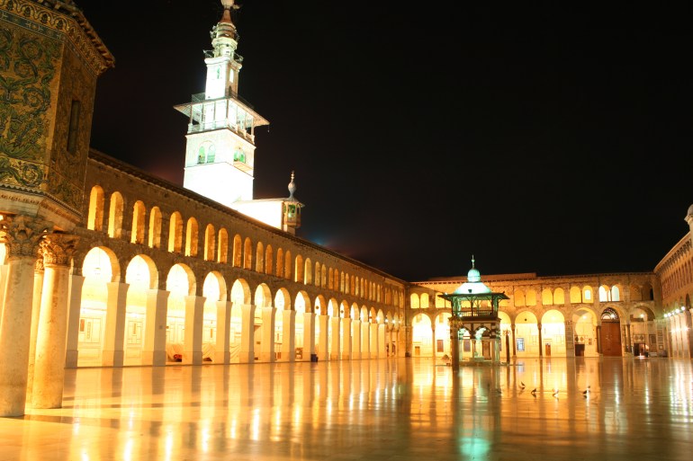 يعد المسجد الأموي المعروف أيضا باسم الجامع الكبير بدمشق من أكبر وأقدم المساجد في العالم (شترستوك)
