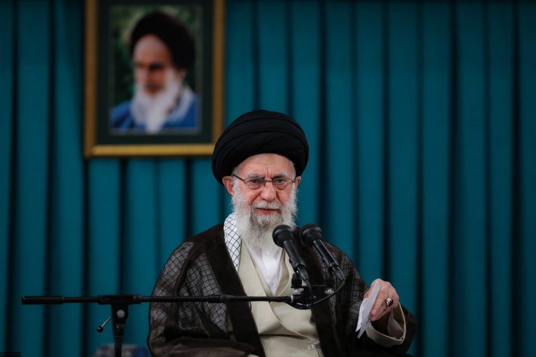خامنئي يقول إنه ليس بإمكان كل الناس تحليل الملفات الشائكة بدقة وإبداء الرأي فيها (khamenei.ir)
