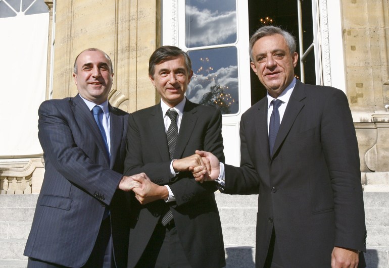 (FromL) Azerbijani Minister of Foreign Affairs Elmar Mammadyarov, with his French counterpart Philippe Douste-Blazy and Armenia's Vardan Oskanian join hands, 24 October 2006 in Paris, prior to a meeting of "the Minsk group" a sub commitee of the Organisation for Security and Co-operation in Europe (OSCE) to find a negociated solution for the Nagorny-Karabakh's conflict. AFP PHOTO FRED DUFOUR (Photo by FRED DUFOUR / AFP)