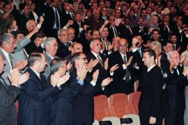 بشار الأسد قبيل إعلانه زعيما لحزب البعث خلال الجلسة العامة لمؤتمر الحزب يوم 18 يونيو/حزيران 2000 (الفرنسية)