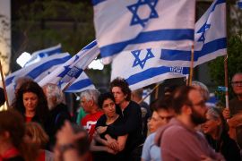 المدن الإسرائيلية تشهد منذ فترة احتجاجات ضد نتنياهو وتطالب بإبرام صفقة تبادل (رويترز)