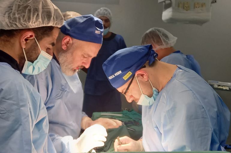 طبيب تركي عائد من غزة بعد أن قضى فترة في علاج الجرحى الفلسطينيين في القطاع