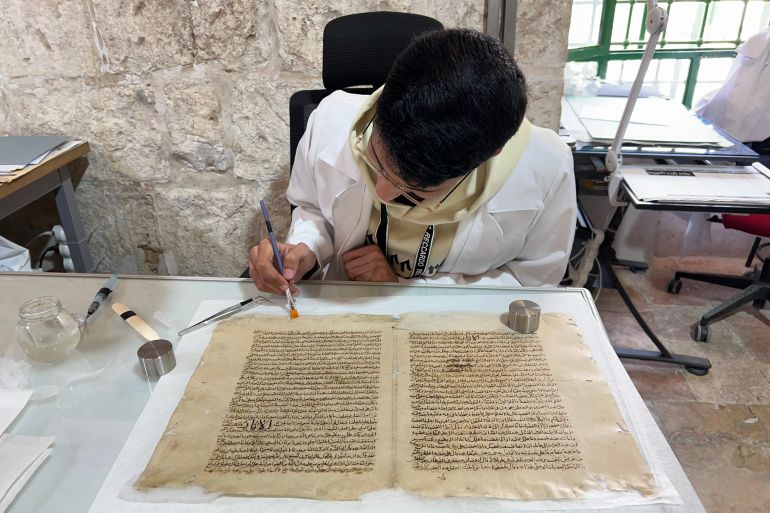 القدس-المسجد الأقصى - مركز ترميم المخطوطات-2 أبريل 2024 - خاص بالجزيرة نت
