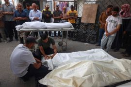 استشهاد 8 فلسطينيين من فرق تأمين المساعدات إثر استهداف طائرات الاحتلال الإسرائيلي (الفرنسية)