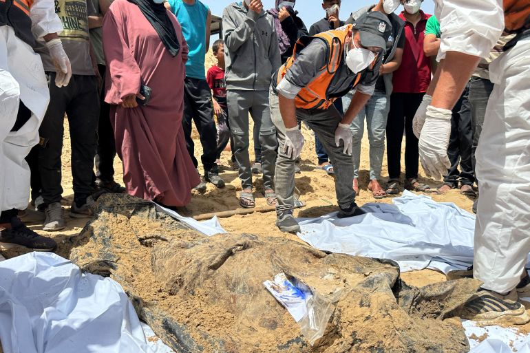 People work to recover the bodies of Palestinians killed during Israel's military offensive and buried at Nasser hospital, amid the ongoing conflict between Israel and the Palestinian Islamist group Hamas, in Khan Younis, in the southern Gaza Strip, April 25, 2024. REUTERS/Doaa Rouqa