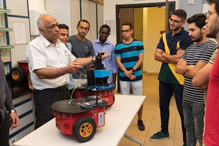 أستاذ الروبوتات والميكاترونكس العراقي مكي حبيب، حط برحاله في الجامعة الأمريكية بالقاهرة منذ عام 2007.