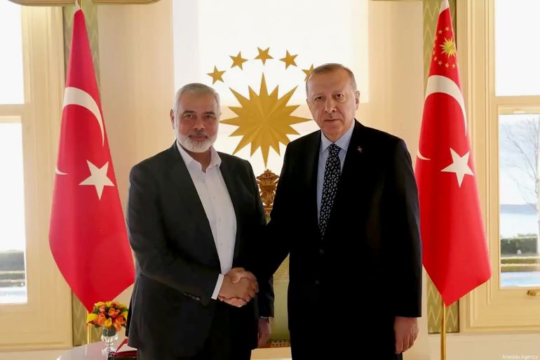 Turkish President Recep Tayyip Erdogan (R) shakes hands with Hamas political chief Ismail Haniyeh (L) as they pose for a photo during their meeting at Vahdettin Pavilion in Istanbul, Turkey on 1 February 2020 [Murat Kula/Anadolu Agency]