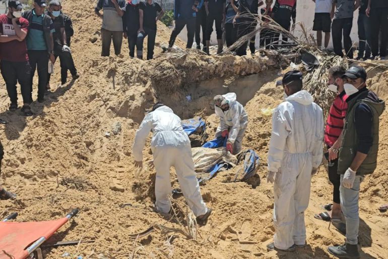الدفاع المدني يقدر أن مقبرتين جماعيتين تحتويان على 600 جثة لشهداء داخل ساحة مجمع ناصر الطبي في خان يونس -رائد موسى-خان يونس-الجزيرة نت