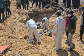 انتشال الجثامين من المقبرة الجماعية في ساحة مستشفى ناصر (الجزيرة)