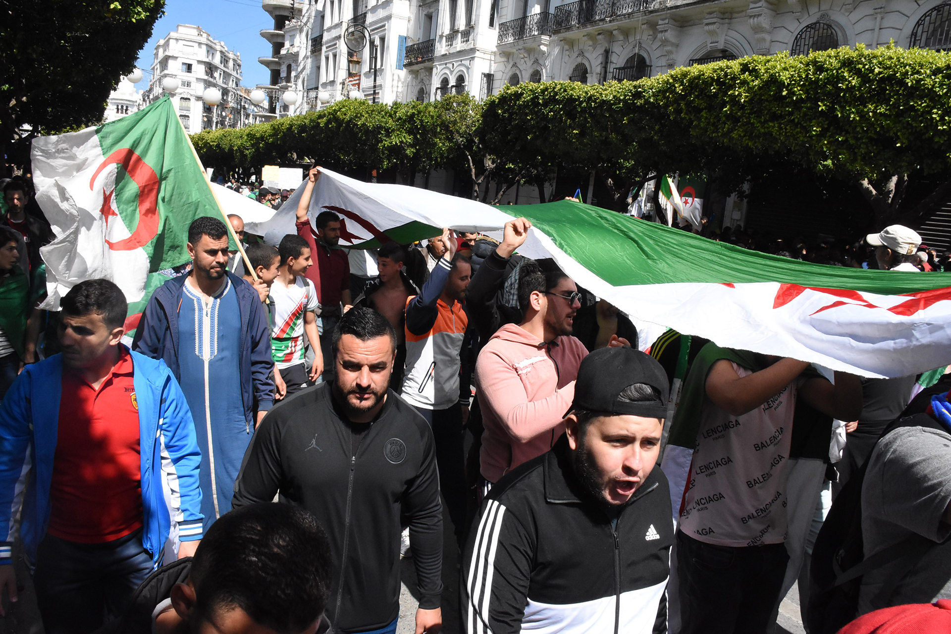 تطالب بالتغيير الجذري.. تجدد مسيرات الحراك الجزائري والرئيس تبون غير منزعج منها