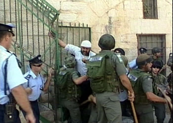 الجنود الإسرائيليون يواصلون منع الفلسطينيين من الوصول إلى المسجد الأقصى