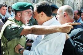 جندي إسرائيلي يصرخ في وجه فلسطيني محتج على منع الفلسطينيين من أداء صلاة الجمعة في المسجد الأقصى