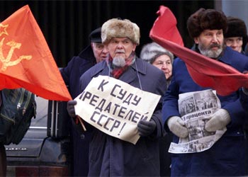 شيوعيون يحتجون أمام مبنى الدوما في موسكو ضد قرارات المجلس بإبطال رموز الاتحاد السوفيتي السابق
