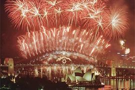 الألعاب النارية فوق جسر هاربور أثناء الاحتفال برأس السنة في سيدني