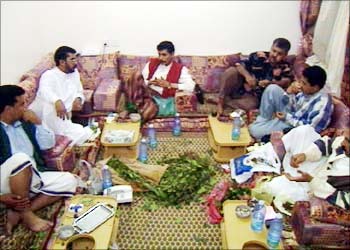 جلسة لتعاطي مخدر القات المنتشر بكثرة كأحد التقاليد المتبعة في اليمن