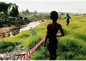 طفلان يلعبان قرب مياه نهر جوكسكي الملوثة والتي ساهمت في انتشار وباء الكوليرا في البلاد