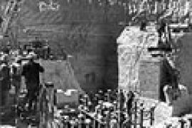 عمال آثار مصريون أثناء نقلهم لتمثال الملكة الفرعونية نفرتيتي إلى موقعه الجديد في معبد أبو سمبل بأسوان