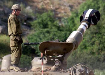 An Israeli soldier stands on a 155mm self-propelled Howitzer artillery piece along the Israeli-Lebanese border, following an attack on an Israeli tank in the disputed Shebaa Farms area April 14, 2001. Israel conducted a retaliatory air raid on two of the group's positions in south Lebanon. NO ARCHIVE, ISRAEL OUT REUTERS/Ancho