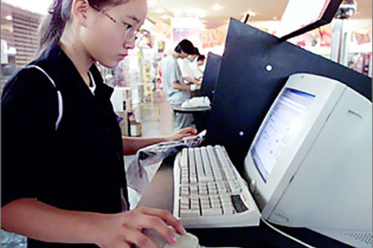 طالبة تتصفح الإنترنت في سوق للكمبيوتر بشنغهاي