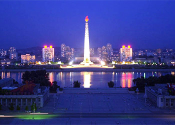 جانب من العاصمة بيونغ يانغ في كوريا الشمالية يشع فيه برج جوتشي بالأنوار عند الغروب
