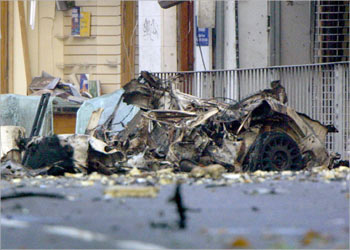 حطام السيارة المفخخة التي انفجرت بالقرب من محطة إيلينغ برودواي للمترو غرب العاصمة لندن