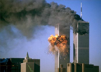 النيران تشتعل في برجي المركز التجاري العالمي بنيويورك والذي تدمر بفعل طائرتين مدنيتين مختطفتين