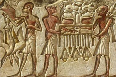 الآثار المصرية - نقوش فرعونية على أحد مقابر أهرامات سقارة بالجيزة