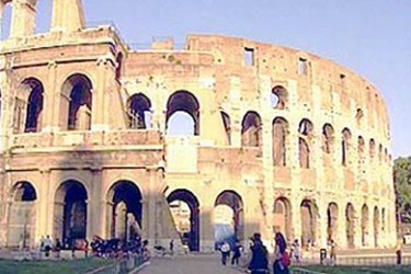 مبنى كولوزيوم الأثري في روما