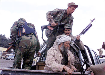 مقاتلون أفغان من الموالين للقائد محمد عطا على ظهر عربة وسط مزار شريف شمالي البلاد
