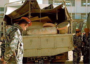 شاحنة بها كميات من الحشيش عثرت عليها قوات الأمن اللبنانية عند تجار مخدرات في وادي بيكا