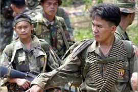 جنود فلبينيون يقومون بدورية حراسة في منطقة تيبو تيبو بجزيرة باسيلان جنوبي البلاد،