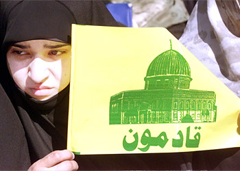 طالبة لبنانية من حزب الله ترفع صورة قبة الصخرة أثناء تظاهرة في جامعة بيروت العربية تضامنا مع انتفاضة الشعب الفلسطيني