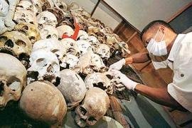 عامل يفكك خارطة كمبوديا المصنوعة من جماجم ضحايا الخمير الحمر في السبعينات في متحف تول سلينغ للإبادة الجماعية في بنوم بنه