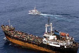 سفينة تحمل اسم مونيكا على متنها حوالي ألف لاجئ غير قانوني قرب جزيرة صقلية شرقي البحر المتوسط