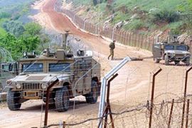 قوات إسرائيلية تقوم بمهام الحراسة على طول الحدود الإسرائيلية اللبنانية أمام قرية كفار كيلا اللبنانية