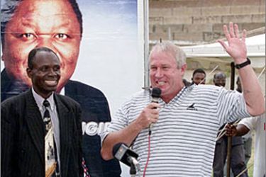 File photo of Zimbabwe's opposition Movement for Democratic Change (MDC) Member of Parliament Roy Bennett (R) addresses an election rally on February 3, 2002. Bennett has been arrested in his Chimanimani constituency, 350 km east of Harare for refusing to leave his farm which has been listed for resettlement. REUTERS/Howard Burditt