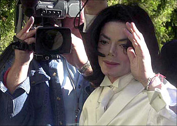 Entertainer Michael Jackson arrives outside the Santa Maria Superior Court, in Santa Maria, California December 3, 2002, for the continuation of his testimony in a trial in which he is accused of canceling concert appearances, costing the promoter several million dollars