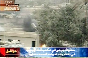الغزاة الأميركان والبريطانيون يقصفون مكتب قناة الجزيرة في بغداد الثلاثاء 8/4/2003.