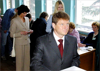 Lithuanian President Rolandas Paksas casts his vote in Vilnius 10 May 2003 during a two-day EU referendum in Lithuania. The outcome of Lithuania''s referendum on European union membership was in doubt 10 May, when only one voter out of five turned out in the first 12 hours of the two-day plebiscite