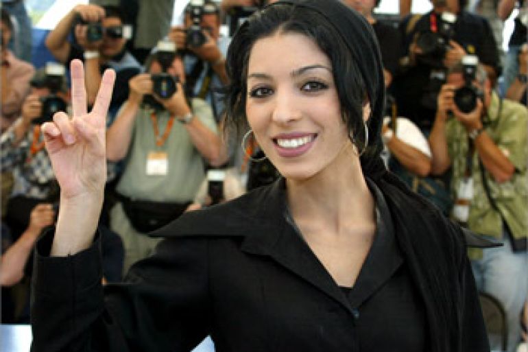 Iranian director Samira Makhmalbaf reacts for photographers for her film entry "Panj E Asr" at the 56th International Film Festival in Cannes, May 16, 2003. Young Iranian director Makhmalbaf's movie is one of twenty films screened in competition for the Palme d'Or (Golden Palm) at the 12-day film festival. REUTERS/Eric Gaillard