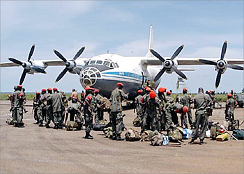 F__The last group of Uganda People's Defence Forces (UPDF) arrive at Entebbe airbase 06 May 2003 following their withdrawal, from Ituri Province Eastern DR Congo where they have been for the past three years. AFP PHOTO/PETER BUSOMOKE