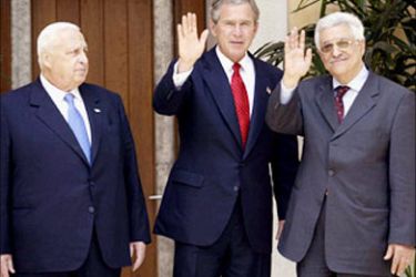 afp - US President George W. Bush (C) and Palestinian Prime Minister Mahmud Abbas wave as the latter's Israeli
