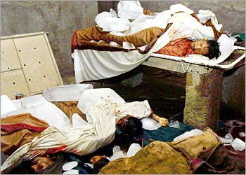 f: The unidentified bodies of four Indian people, lie in a room with blocks of ice in a hospital in Katra, 22 July 2003. At least five Hindu devotees have died and 36 others were seriously injured in a bomb blast near Mata Vaishnodevi temple shrine in Indian Kashmir.