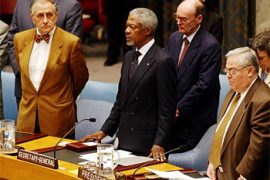 f: United Nations Secretary General Kofi Annan (C) stands with the Security Council during a moment of silence at UN headquarters, 20 August, 2003, in New York, in honor of special representative Sergio Vieira de Mello and other UN workers who were killed when a car bomb exploded outside the UN compound in Baghdad 19 August. With Annan are Spain's UN ambassador Inocencio F. Arias (L) and Syrian ambassador Mikhail Wehbe (R), current president of the Security Council.