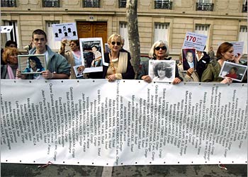 f: FILES) - Picture taken 21 October 2002 of relatives of victims in the bombing of the French UTA aircraft over Niger in 1989, demonstrating in Paris, holding a large banner with the names of the victims. France has threatened to veto the lifting of sanctions against Libya, unless Libya increases compensation to the families of the UTA bombing. Libya has formally accepted responsability for the 1988 bombing of the Pan Am jet over Lockerbie, in a letter handed to the United Nations, 15 August 2003