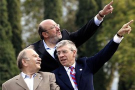 f: Foreign Ministers from Britain Jack Straw (R), Belgium Louis Michel (C) and Cyprus Georgios Iacovou (L) gesture as they pose for a group picture on the sideline of an Informal meeting of European Foreign Ministers 05 september 2003 in Riva del Garda, northern Italy.