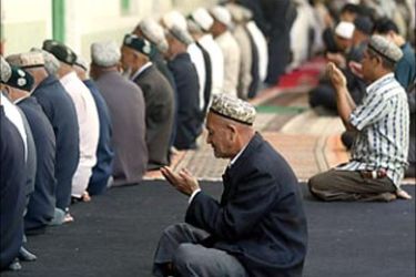 afp - Muslim Uygurs pray during afternoon prayers at the Idkah Mosque in Kashgar, 17 September 2003, in northwest China's