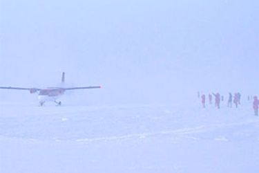 A Canadian twin otter plane lands as scientists greet at Amundsen-Scott South Pole station 21 September 2003. The twin engine plane was hired by the US