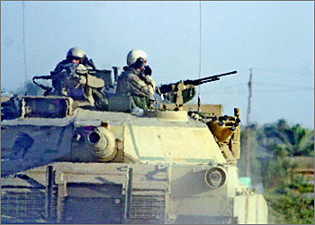 Heat and dust covers the image of a US Bradely tank in the city of Khaldiyah, 100 kms west of Baghdad 29 September 2003. US forces used tanks and rocket-firing helicopters to fight their way out of ambushes as two convoys came under heavy attack west of the Iraqi capital, leaving at least one dead. AFP PHOTO/KARIM SAHIB