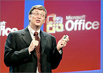 Microsoft Chairman Bill Gates delivers a speech to unveil the new Microsoft Office System during a presentation in New York 21 October, 2003. Microsoft call the new software one of the most important updates in the company's history. Gates said the new software combines familiar Office productivity programs with new business applications. AFP PHOTO/Timothy A. CLARY